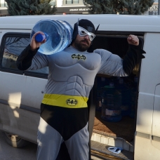 Batman kıyafetiyle su satıyor