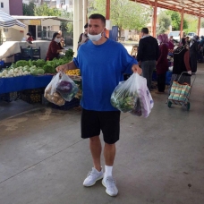 Lukas Podolski pazardan alışveriş yaptı