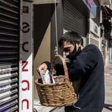 İstanbul sokaklarında "Yazıyor yazıyor, gazeteler koronavirüsü yazıyor" naraları atarak gazete satıyorlar