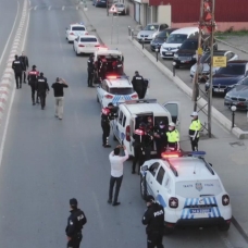 Sultanbeyli'de polisten kaçan kişiler kontrol noktasında yakalandı