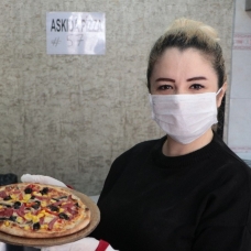 Kayseri'de bir işletmeci ‘Askıda pizza' uygulaması ile hiç pizza yemeyen çocukların yüzünü güldürüyor