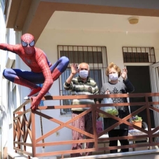 Antalyalı "Örümcek Adam" yaşlıların da "kahramanı" oldu