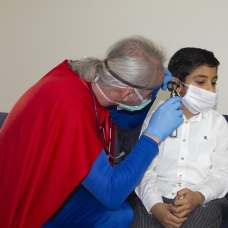 Çocuk hastaları evlerinde "Superman doktor" muayene etti