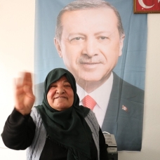 Yardım değil Cumhurbaşkanı Erdoğan'ın posterini istedi