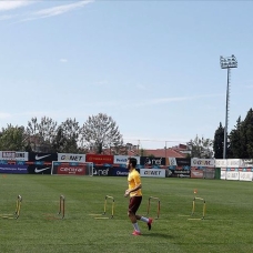 Galatasaraylı futbolcular sosyal mesafe kuralına uyarak çalışıyor