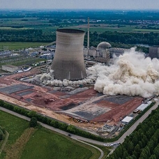 Almanya'da nükleer santralin 150 metrelik soğutma kuleleri yıkıldı