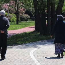 65 yaş üstü vatandaşların sokağa çıkma izni başladı