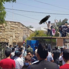 Protestocular, Suudi Arabistan kanalı MBC'nin Irak'taki ofisini bastı