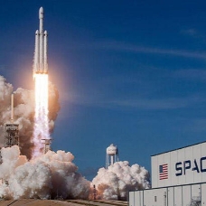 SpaceX in ilk insanlı 'Crew Dragon' isimli uzay mekiği başarıyla fırlatıldı