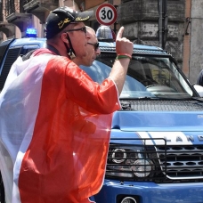 İtalya'da 'turuncu yelekliler' adıyla ortaya çıkan grup hükümeti protesto etti