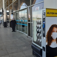 İstanbul Sabiha Gökçen Havalimanı'nda maske ve dezenfektan otomatları kuruldu