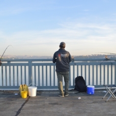 Balıkçılar oltalarını alıp Unkapanı Köprüsünde balık tuttu