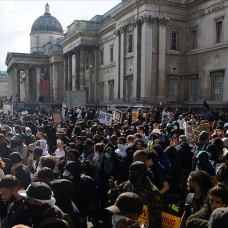 Londra'da aşırı sağ ve ırkçılık karşıtı göstericiler arasında çatışma çıktı