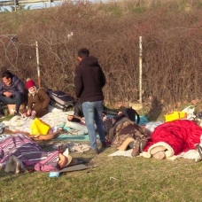 Yunanistan'da mülteciler meydanlarda sabahlıyor