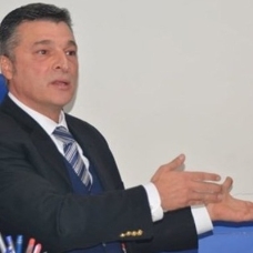 CHP'nin Erdek Belediye Başkanı Hüseyin Sarı'nın ihaleye fesat karıştırdığı belgelenince İçişleri Bakanlığı'nca görevden uzaklaştırıldı
