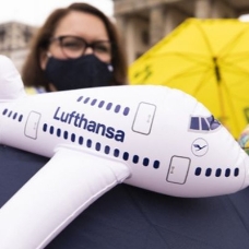 Lufthansa çalışanları kritik toplantı öncesi sokaklara indi