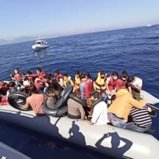 İzmir'de 44 sığınmacı kurtarıldı