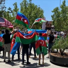 Ermeniler Azerbaycanlı göstericilere saldırdı