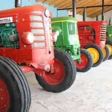 13 nostaljik traktörden oluşan koleksiyon dikkat çekiyor