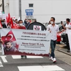 Japonya'da FETÖ'ye ait okulun önünde terör örgütü protestosu