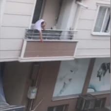 Akrabalarıyla tartışan kişi dengesini kaybederek balkondan aşağı böyle düştü