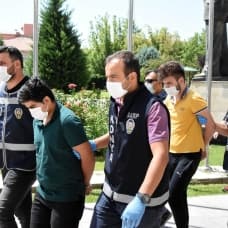 Konya'da kuyumcunun etkisiz hale getirdiği iki soyguncu, adliyeye sevk edildi