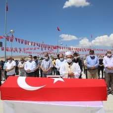 Kalp krizi sonucu vefat eden polis memurunun cenazesi Sivas'ta toprağa verildi