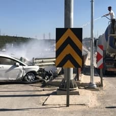 Bilecik'te kaza sonrası alev alan otomobil beton mikserinin suyu ile söndürüldü