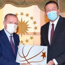 TBF Başkanı Türkoğlu'ndan Cumhurbaşkanı Erdoğan'a kitap takdimi