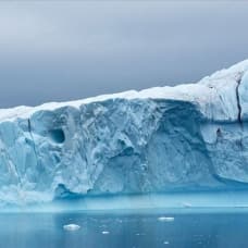 İklim değişikliği nedeniyle Grönland'da büyük bir buzul parçalandı