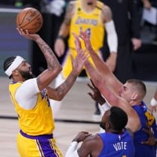 Lakers, konferans finallerine galibiyetle başladı
