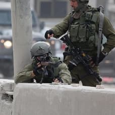 İşgalci İsrail askerleri 4 Filistinliyi yaraladı