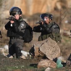 İsrail askerleri Filistinli bir genç gözünden vurularak yaralandı