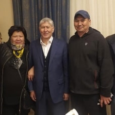 Kırgızistan'da cezaevinden çıkarılan eski Cumhurbaşkanı Atambayev, Cumhurbaşkanı Ceenbekov'un istifasını talep etti