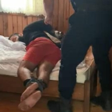 15 kişiyle baskın yapan Rus otel sahibi, el ve ayaklarını bağladığı kiracısını dövdü