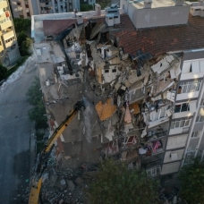 İzmir depremiyle bir bölümü yıkılan Karagül Apartmanı yıkıldı