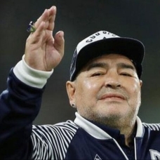 Arjantinli futbol efsanesi Diego Armando Maradona hayatını kaybetti