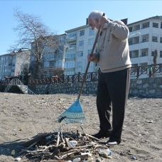 Düzce'de sahillerdeki atıkları temizleyen emekli öğretmen duyarlılık örneği sergiliyor