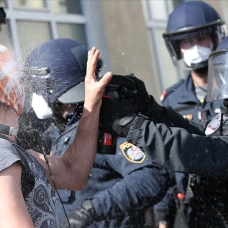 Avusturya'da Kovid-19 önlemleri karşıtları polisle çatıştı