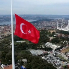 Türkiye'nin en uzun bayrak direğinde dev Türk bayrağı göndere çekildi!