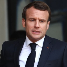 Macron'un "çizgisi" başörtüsüne takıldı