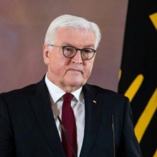 Almanya'da sel bölgesini ziyaretinde gülen başbakan adayına tepki