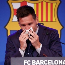 Messi, Barcelona'ya gözyaşlarıyla veda etti
