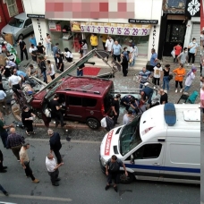 İstanbul'da hafif ticari araç durağa daldı: Yaralılar var