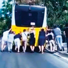 İhaleyi 'kanka' aldı, otobüsü vatandaş itti