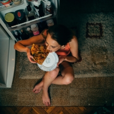 Gece yeme bozukluğu kadınlarda daha sık görülüyor