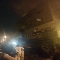 Zeytinburnu'nda ev yangını: 3 kişi çatıdan atladı