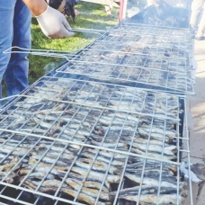 2002 metrelik mangalla 15 ton hamsi pişirdiler