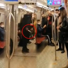 İstanbul'da metroda kadın yolcuyu bıçakla tehdit eden saldırgan yakalandı