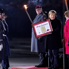 Merkel'e veda töreni: Alkışlarla uğurlandı